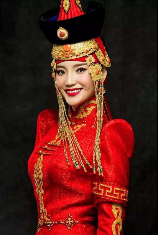 乌英嘎（中国内地蒙古族女军旅歌唱家，陆军工作部战友文工团独唱演员）