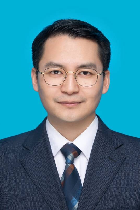 万隆（重庆市铜梁区委副书记，区政府党组书记、区长）