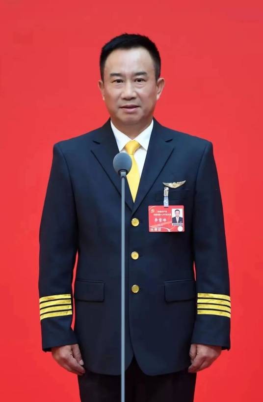 李雪峰(中共二十大代表,海南航空控股股份有限公司飞行部B737机队C类教员、机长)