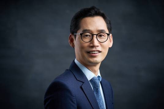 袁辉(小i集团创始人、董事长兼CEO)