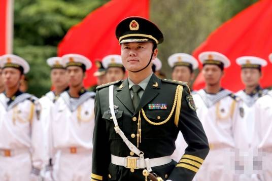 李强(全国人大代表、中国人民解放军三军仪仗队四中队中队长、仪仗司礼任务执行队长)