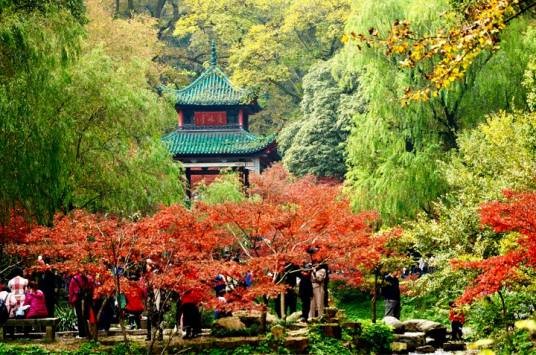 岳麓山(中国湖南省长沙市境内的国家5A级景区)
