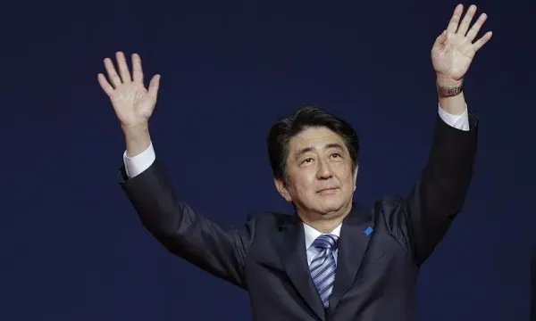 中枪刚倒地时安倍还能说话,中了第一枪后,安保人员为何没能保护好他?