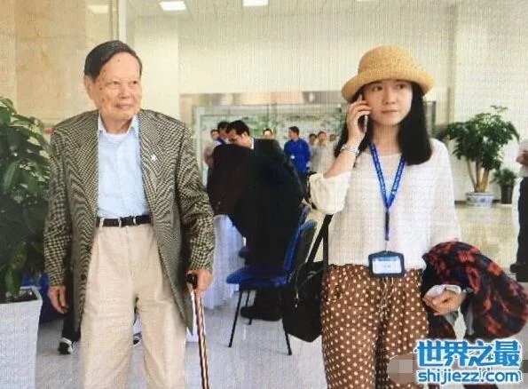 翁帆为杨振宁产下一子是假的,杨振宁行将就木不中用