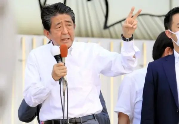 中枪刚倒地时安倍还能说话,中了第一枪后,安保人员为何没能保护好他?