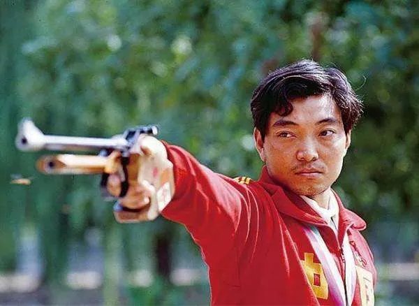 中国第一个夺得奥运会冠军的人是谁？