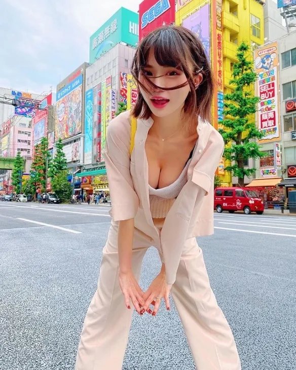 童颜萌妹みもれもん诱惑力全开不怕羞!事业线有诚意!
