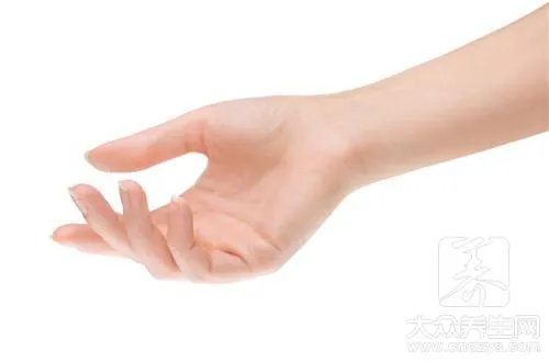 手指甲有小坑怎么回事?