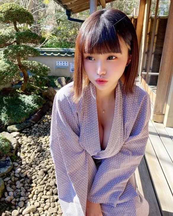 童颜萌妹みもれもん诱惑力全开不怕羞！事业线有诚意！