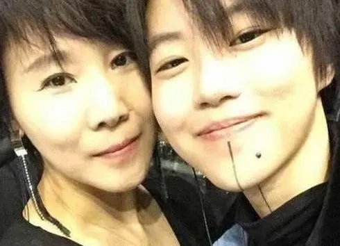 窦靖童下巴那条线叫什么,为什么要纹一条线