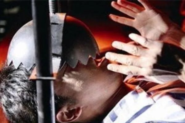 欧洲酷刑女巫的椅子 将人赤裸裸用钉子钉在椅子上