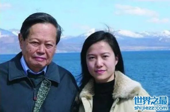 翁帆为杨振宁产下一子是假的,杨振宁行将就木不中用