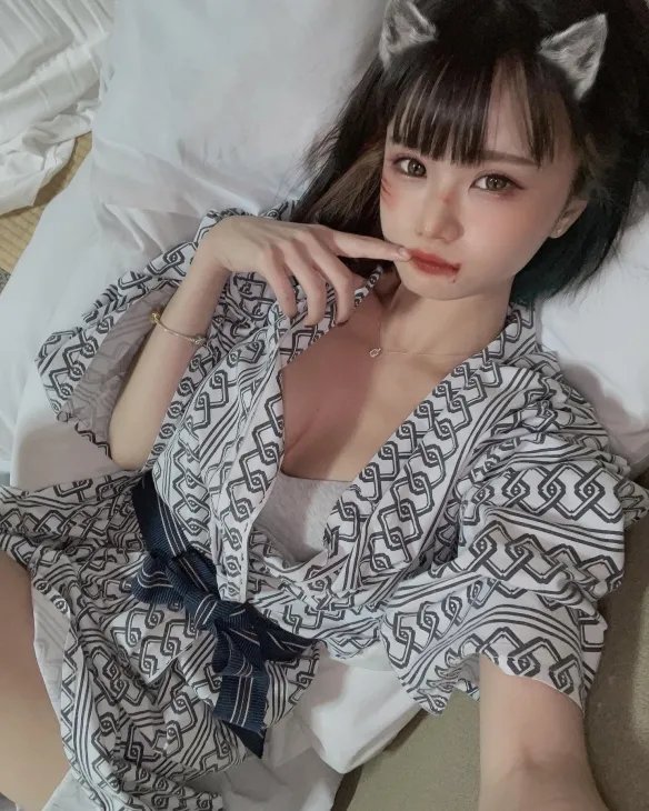 童颜萌妹みもれもん诱惑力全开不怕羞!事业线有诚意!