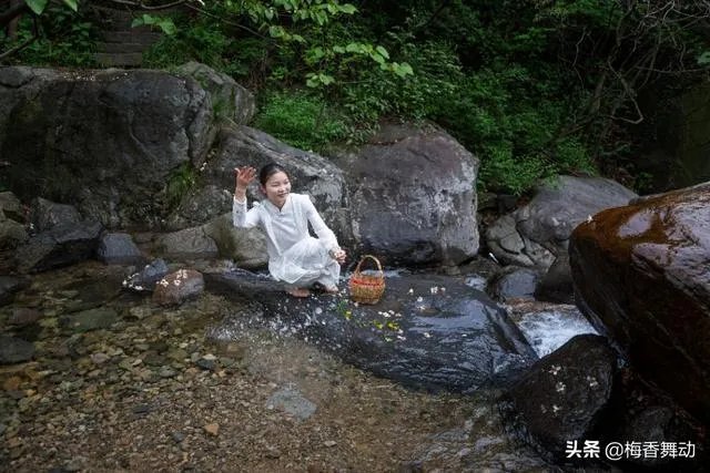 溪水边的人像照应该怎么拍?你有哪些思路?