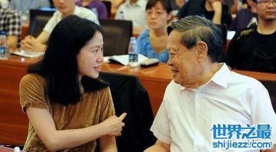 翁帆为杨振宁产下一子是假的,杨振宁行将就木不中用