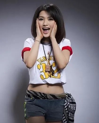 丁丁和杨坤接吻照曝光  这是被潜规则了吗