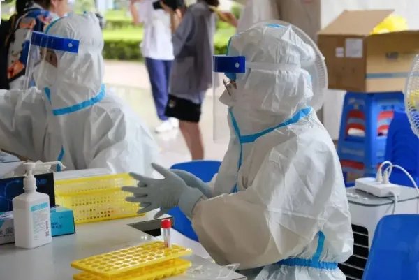 始终把人民生命健康放在首位，坚持动态清零的意义何在？