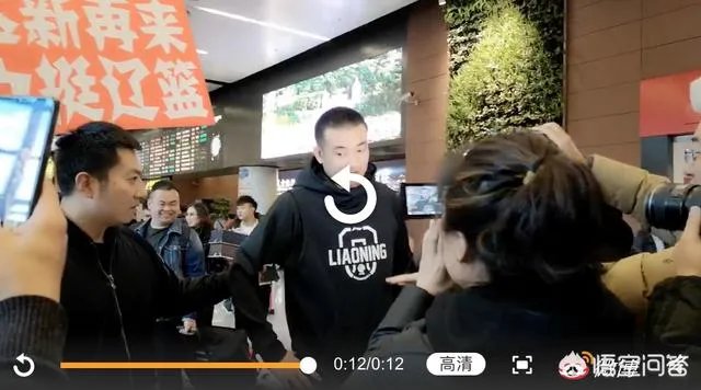 丛明晨今天出院,辽宁男篮的球迷专程到医院欢送!丛明晨能在本赛季回归赛场吗?