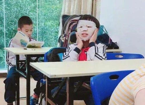 男生为什么在辅导班敷面膜?