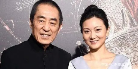 张艺谋的妻女去探班,陈婷打扮的很年轻,你羡慕张艺谋夫妻两人的爱情吗?