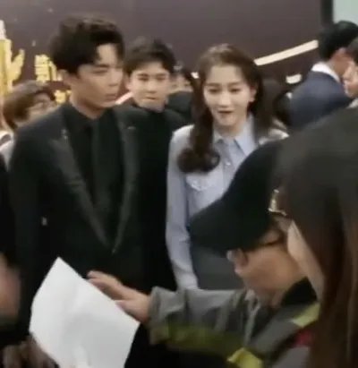 关晓彤鹿晗秀恩爱是什么情况:一个眼神暖暖的爱意