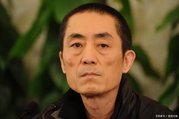 张艺谋的妻女去探班,陈婷打扮的很年轻,你羡慕张艺谋夫妻两人的爱情吗?