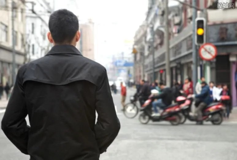 小伙迷恋丝袜偷成瘾 偷到根本就停不下来