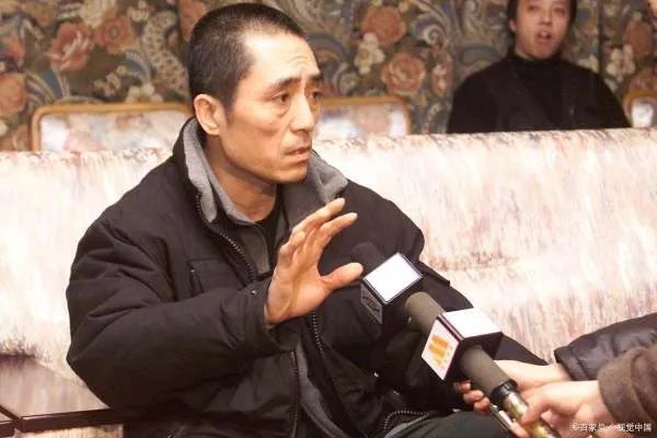 张艺谋的妻女去探班,陈婷打扮的很年轻,你羡慕张艺谋夫妻两人的爱情吗?