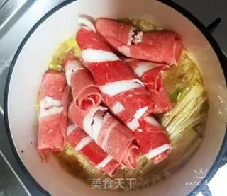 金针菇肥牛汤