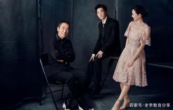 张艺谋的妻女去探班,陈婷打扮的很年轻,你羡慕张艺谋夫妻两人的爱情吗?