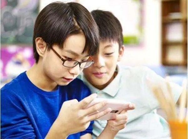 四川一孩子用手机玩游戏，花光父亲看病钱，此事如何处理才不会起反效果？