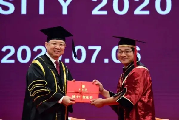 深大硕导胡明伟被投诉不让学生毕业,当事人将会面临怎样的处罚?