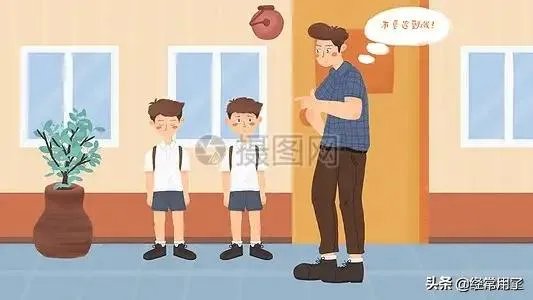 发现班里有个女孩三次拿同学的钱，班主任最好怎么做？
