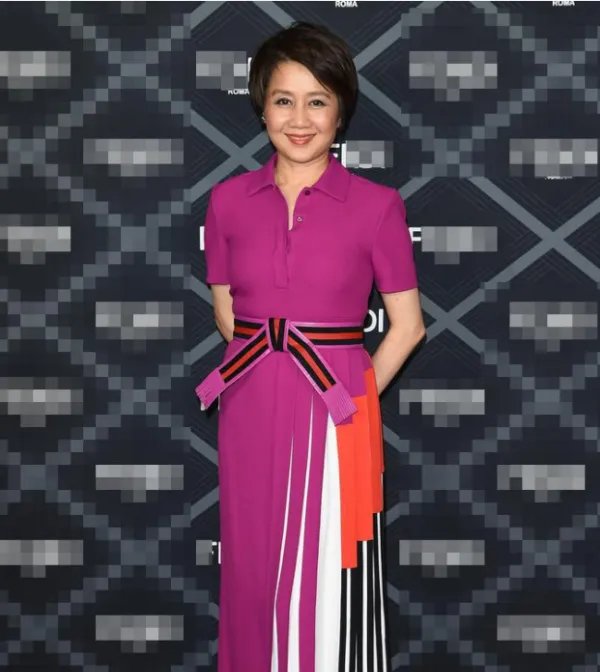 赌王四太年纪是大点，气质方面两个女儿能比的过她吗？