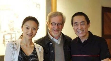 张艺谋的妻女去探班,陈婷打扮的很年轻,你羡慕张艺谋夫妻两人的爱情吗?