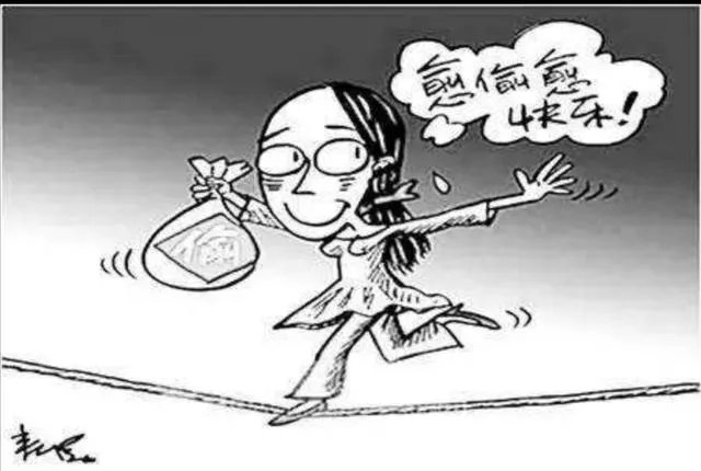 发现班里有个女孩三次拿同学的钱，班主任最好怎么做？