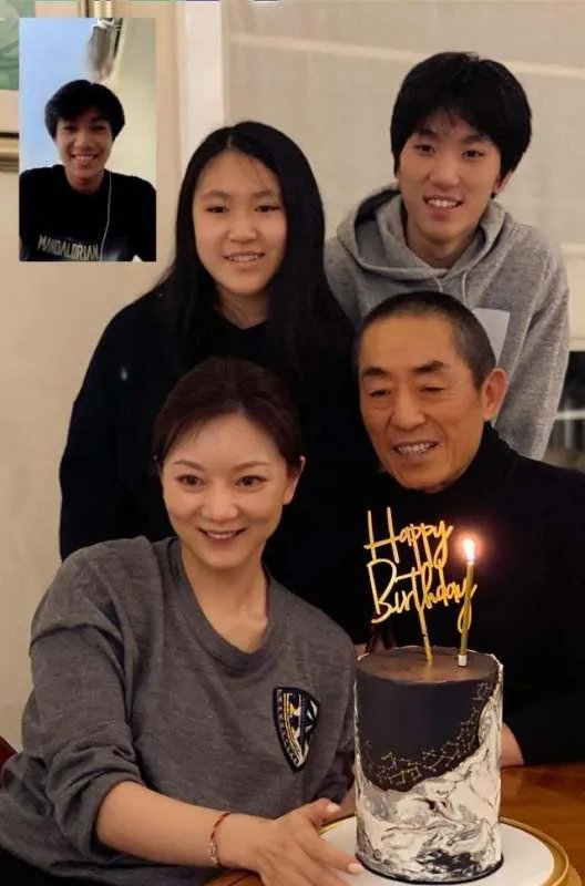 张艺谋的妻女去探班,陈婷打扮的很年轻,你羡慕张艺谋夫妻两人的爱情吗?