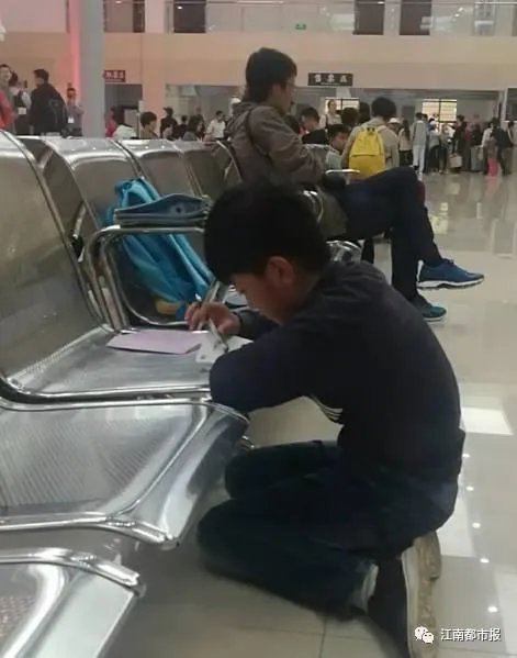 孩子跪景区写作业,这样真的好吗?