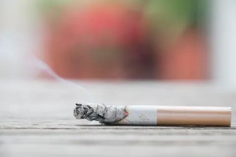 女童被烟盒砸伤能向谁追责？