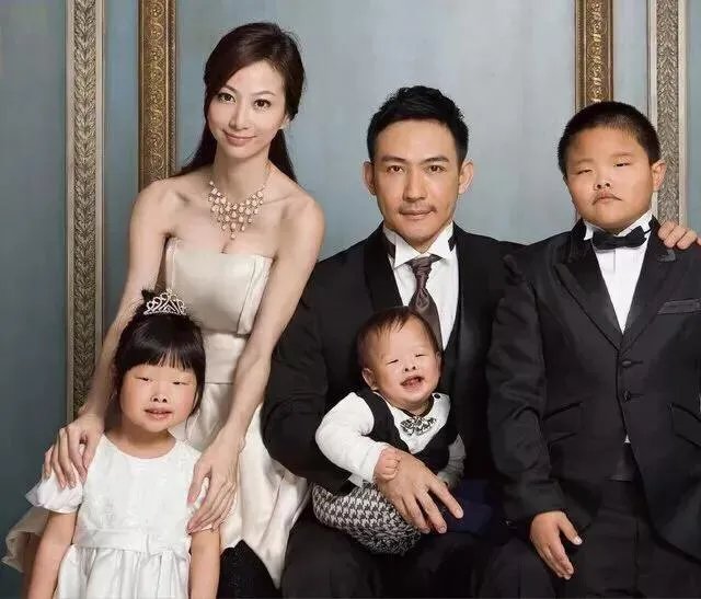 男子嫌老婆太丑,将其告上法庭获赔75万,你怎么看?