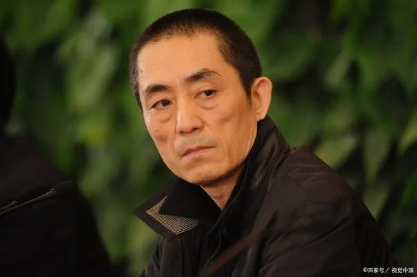 张艺谋的妻女去探班,陈婷打扮的很年轻,你羡慕张艺谋夫妻两人的爱情吗?
