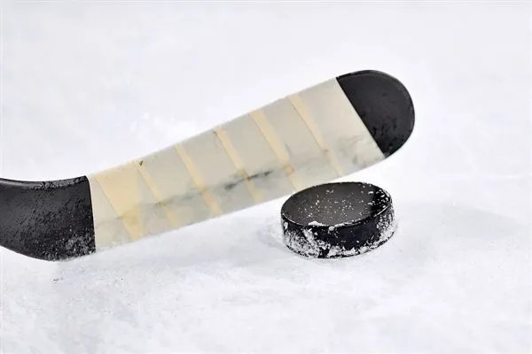 俄罗斯冰球运动员被球击中身亡,这次事故是如何发生的?