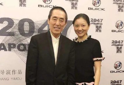 张艺谋的妻女去探班,陈婷打扮的很年轻,你羡慕张艺谋夫妻两人的爱情吗?
