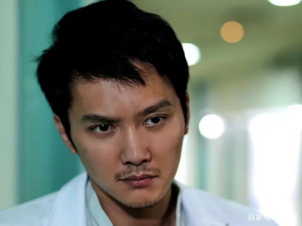 如何评价冯绍峰的颜值和性格?