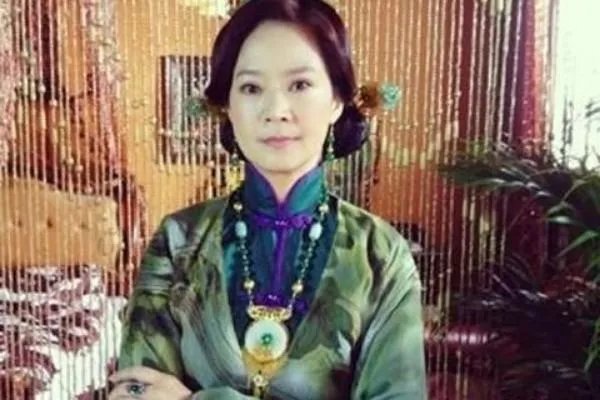 琼瑶女郎俞小凡的丈夫多次出轨,为何她一再的选择隐忍?