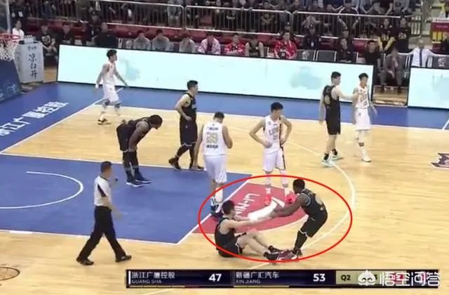 广厦队主场对阵新疆,第二节末孙桐林卡位被吹假摔技术犯规,你怎么看?