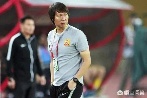 知名足球媒体人袁野爆料称,国足主帅三周后出炉,22冠王领跑,李铁还有机会吗?