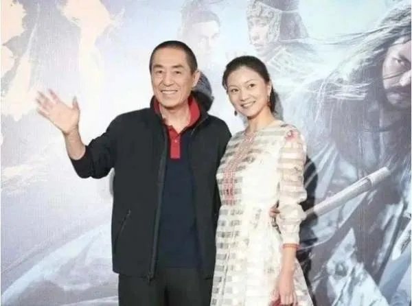 张艺谋的妻女去探班,陈婷打扮的很年轻,你羡慕张艺谋夫妻两人的爱情吗?