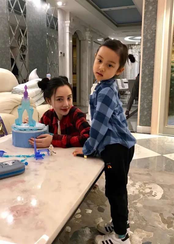 李小璐晒甜馨练舞蹲马步，她们母女间的关系怎么样？