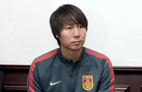 知名足球媒体人袁野爆料称,国足主帅三周后出炉,22冠王领跑,李铁还有机会吗?